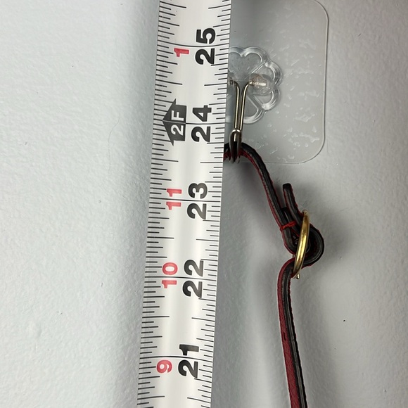 Gucci solid red dollar pebbled leather swing wallet w/ adjustable shoulder strap - Picture 16 of 17